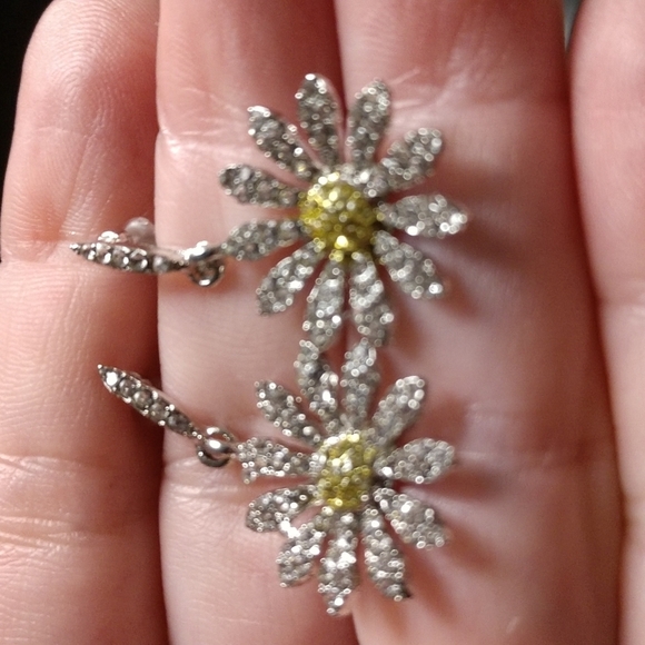 Beautiful Daisy Dangle Drop Earrings Bling Silver-tone Yellow Rhinestone Flower - Picture 2 of 12